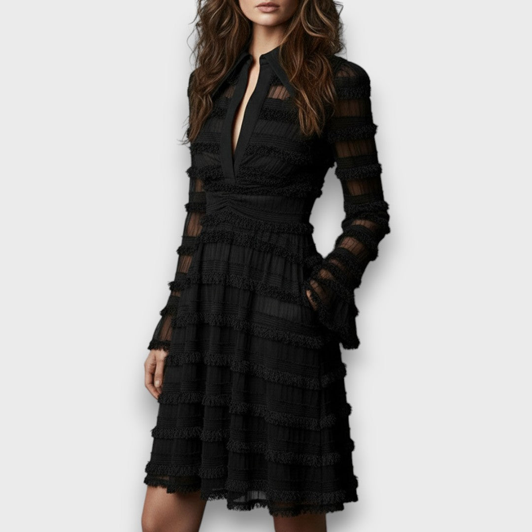 Vestido Negro con Capas y Flecos – Elegancia Sofisticada