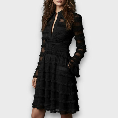 Vestido Negro con Capas y Flecos – Elegancia Sofisticada