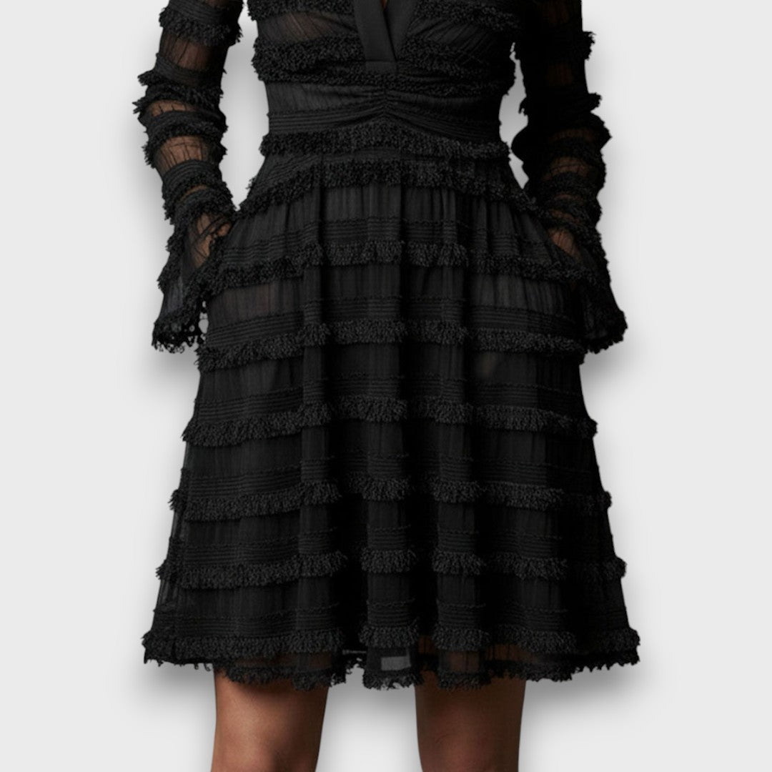 Vestido Negro con Capas y Flecos – Elegancia Sofisticada