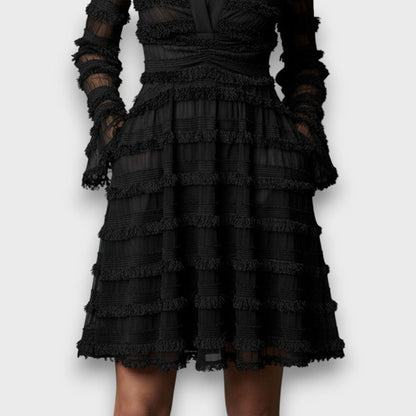 Vestido Negro con Capas y Flecos – Elegancia Sofisticada